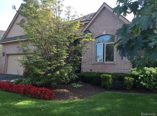 5135 Oakbrooke Dr, West Bloomfield, MI 48323