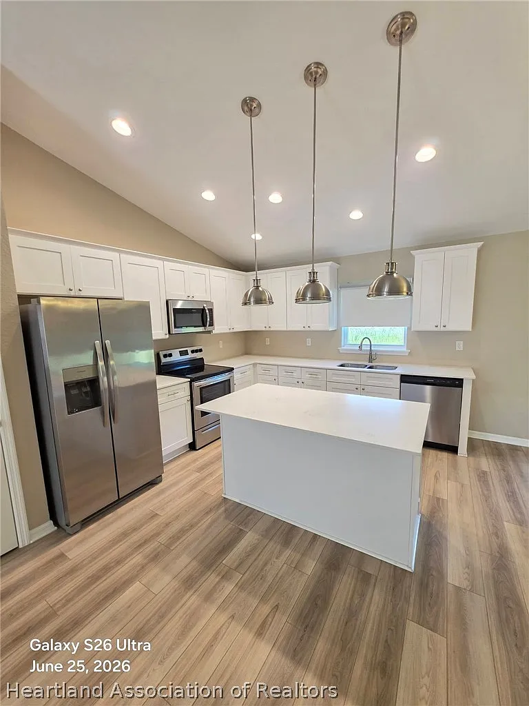 3 bed, 2.0 bath, 1646 sqft, $2,100 — Photo 3