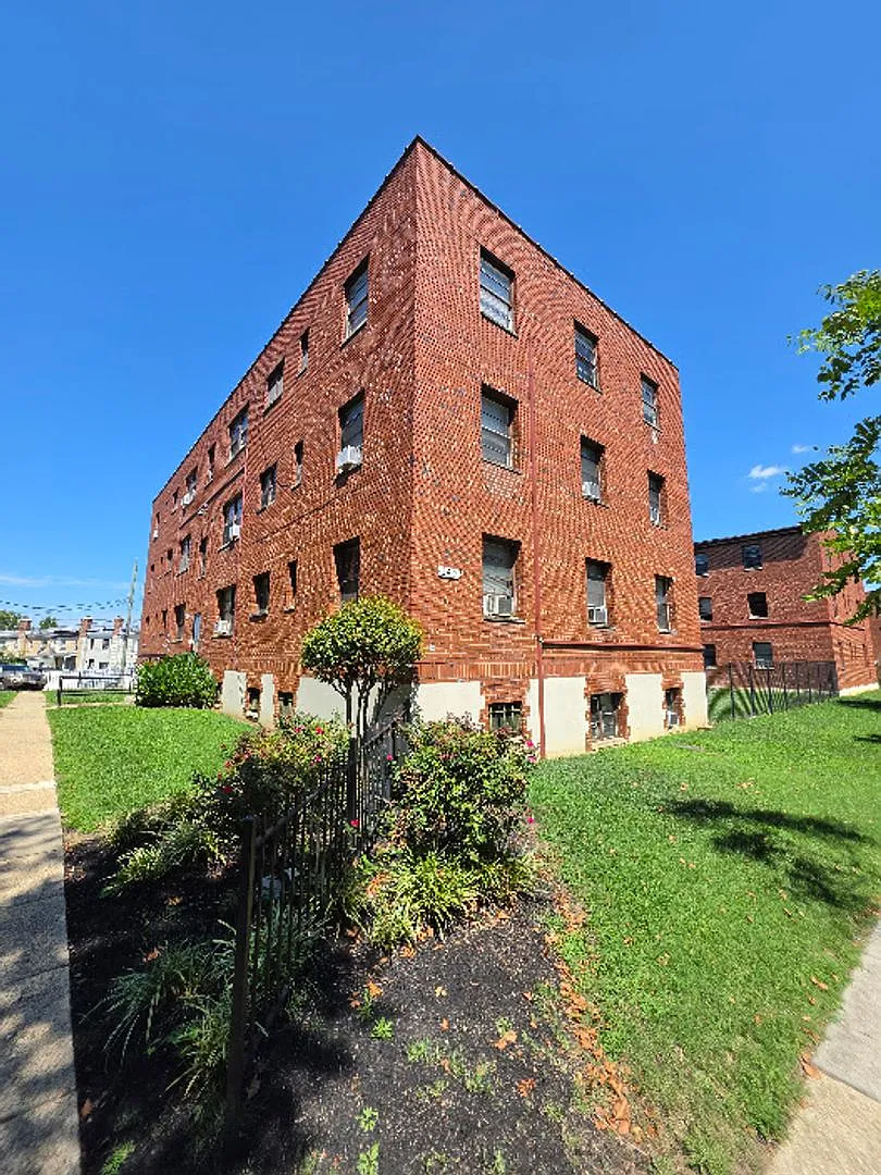 140 Kenilworth Ave Ne — Photo 1