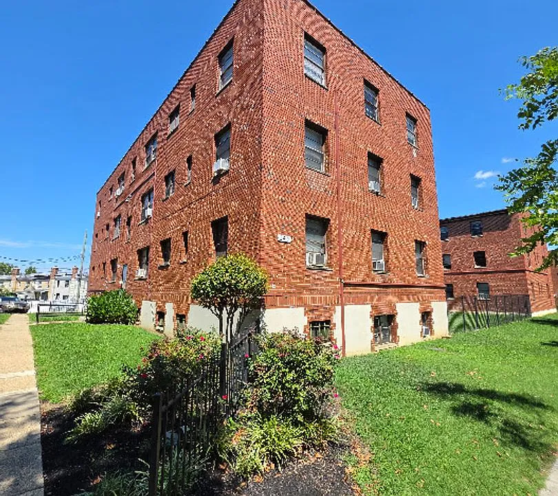 140 Kenilworth Ave NE