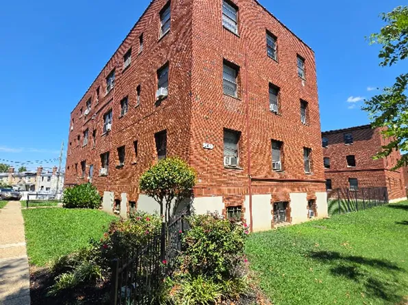 140 Kenilworth Ave Ne