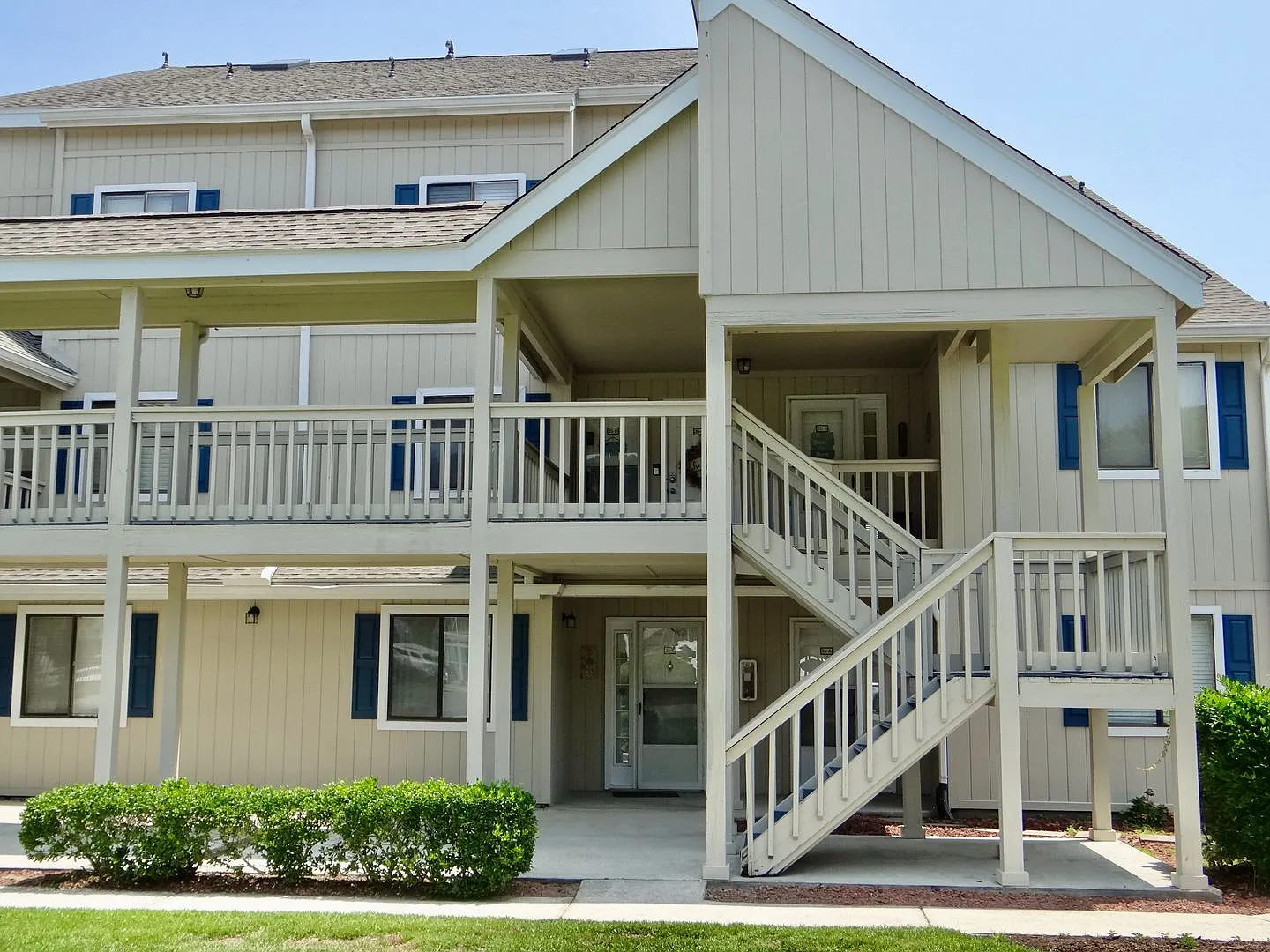 Furnished Medium Term Rental — Photo 3