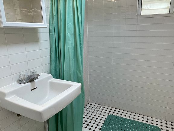 5th image of 1554 E 33rd St #1