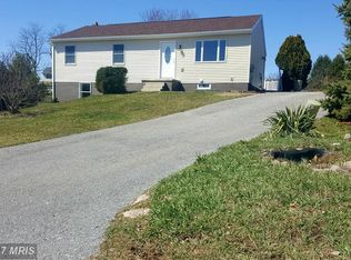 1577 Streamside Dr, Chambersburg, PA 17202