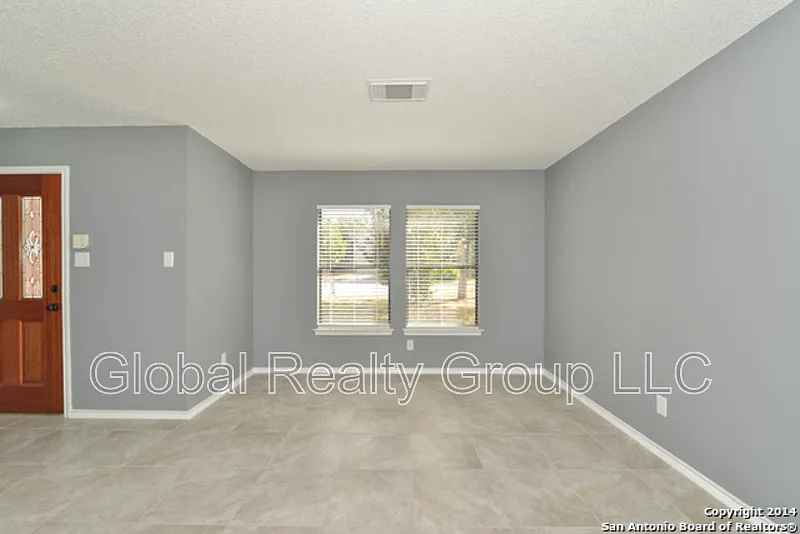 4 bed, 2.5 bath, 2570 sqft, $1,800 — Photo 2