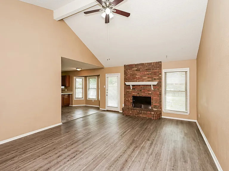 829 Minuteman Dr — Photo 4