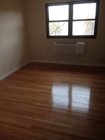 2nd image of 7522 N Greenview Ave APT 0201