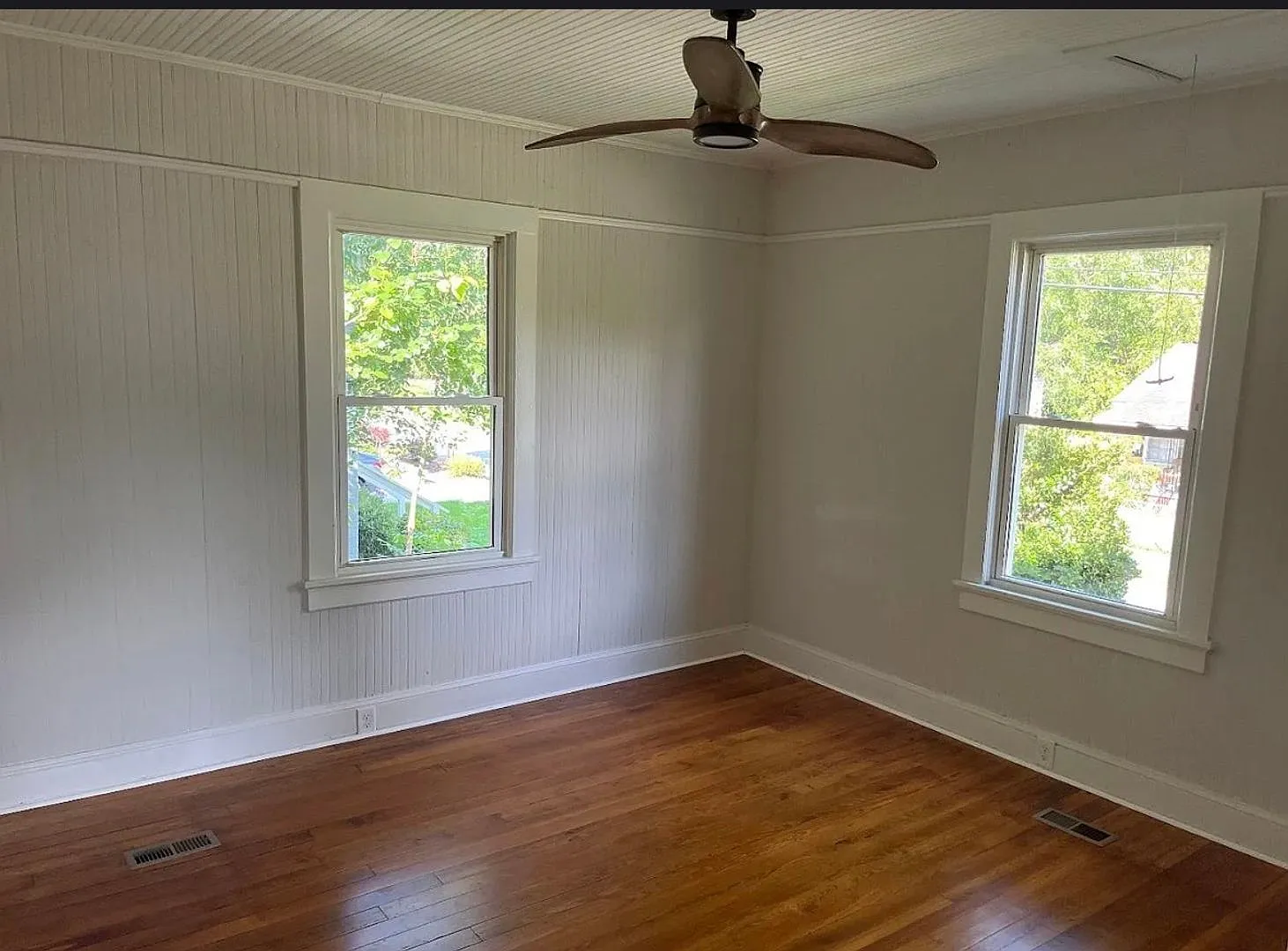 Charming 2-Bedroom Bungalow in Spartanburg Lawn Care & Trash Included! — Photo 2