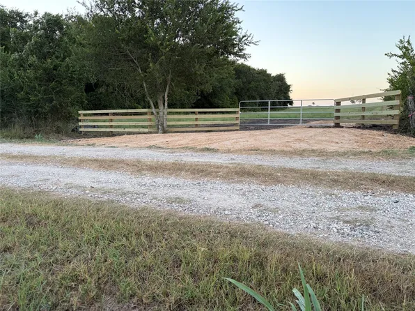 4565 Kubenka Ln, Schulenburg, TX 78956