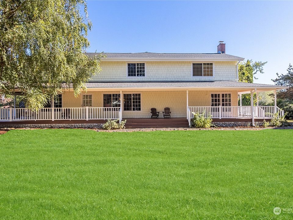Large covered porch, the best sunset views!>