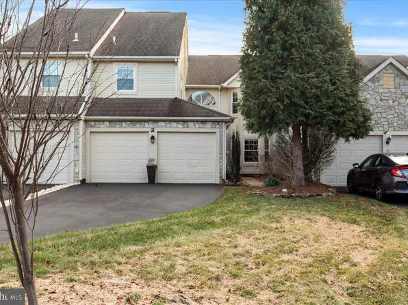 2 Holly Cir, Newtown, PA 18940