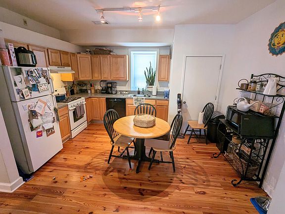 3rd image of 16 E Springer St Floor 1
