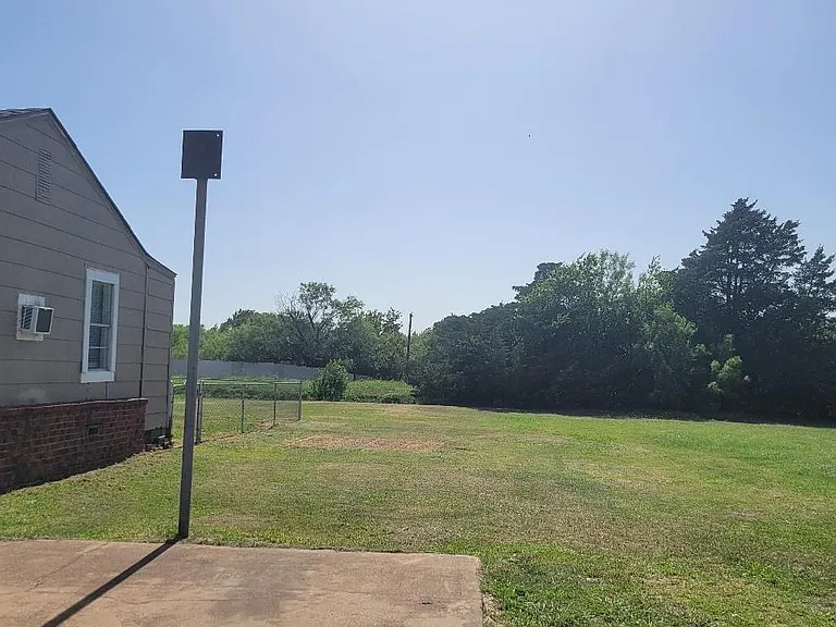 1138 Covington St — Photo 2