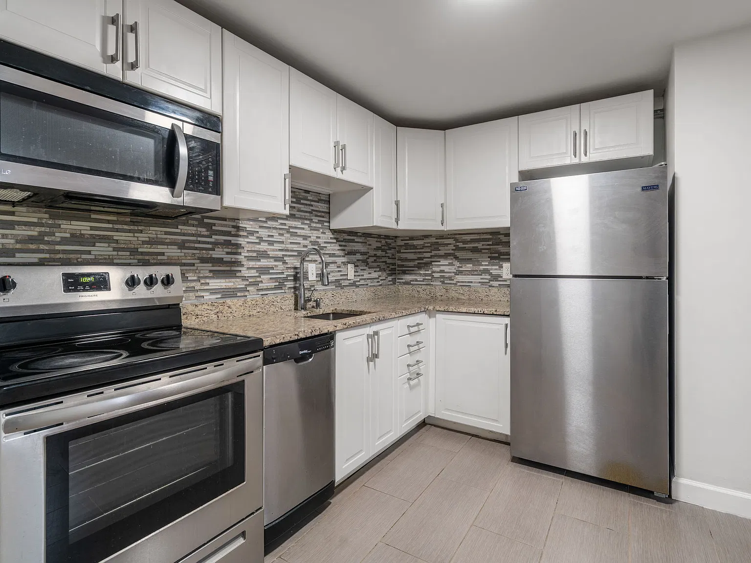 2 bed, 715 sqft, $2,200 — Photo 2