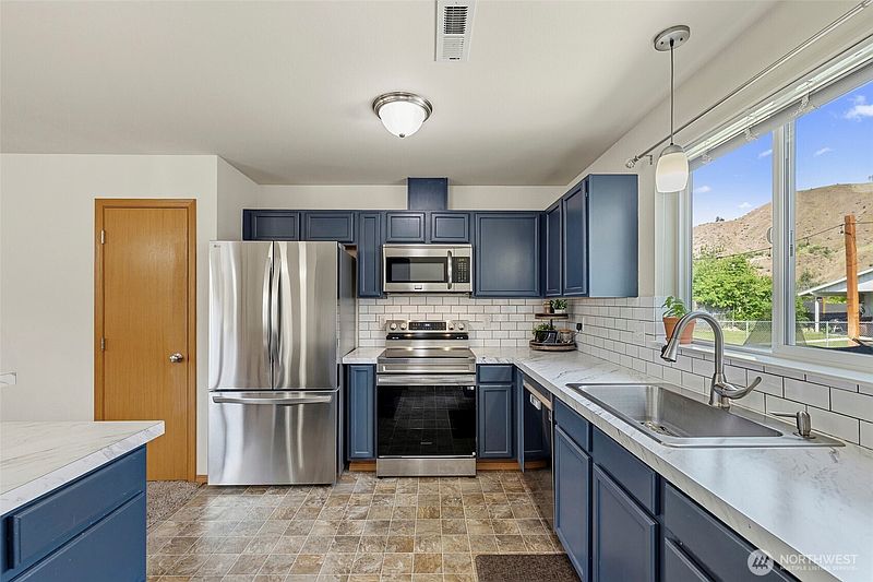 3rd image of 200 W Pleasant Avenue