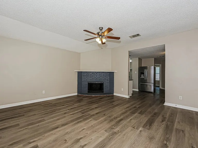 621 Hollyberry Dr — Photo 4