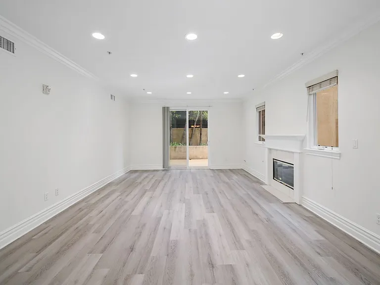 2306 Fox Hills Dr — Photo 7