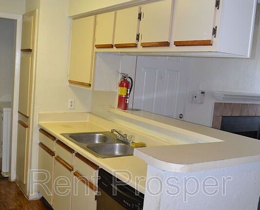 5th image of 4301 Lizshire Ln #C-305