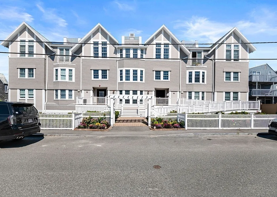 90 Glades Rd #302