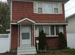 202 Riviera Pkwy, Lindenhurst, NY 11757