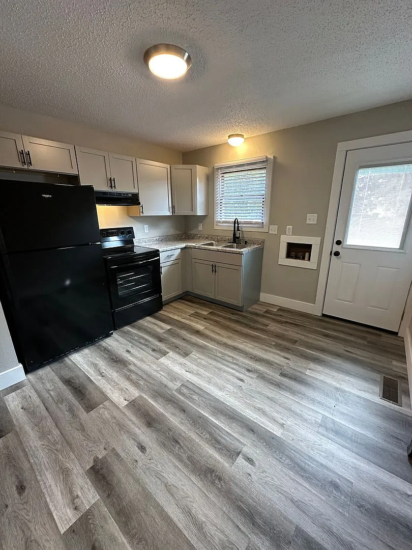 200 Maple Street — Photo 2