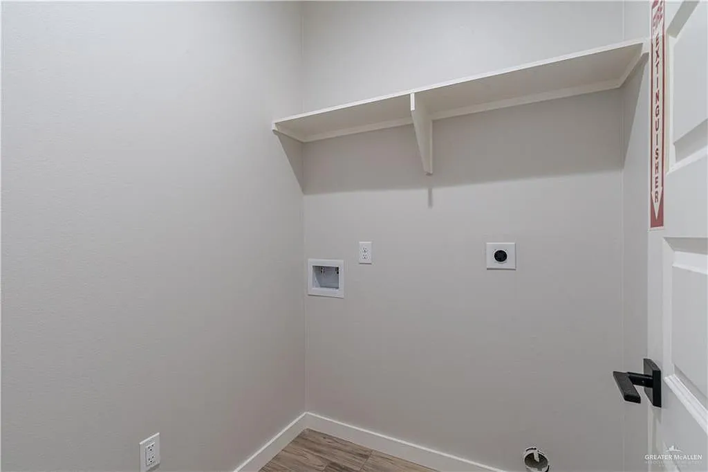 3 bed, 2.0 bath, 1001 sqft, $1,200 — Photo 4