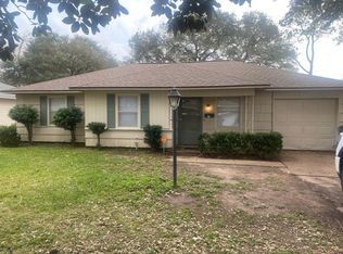 920 Meadowlane St, Angleton, TX 77515