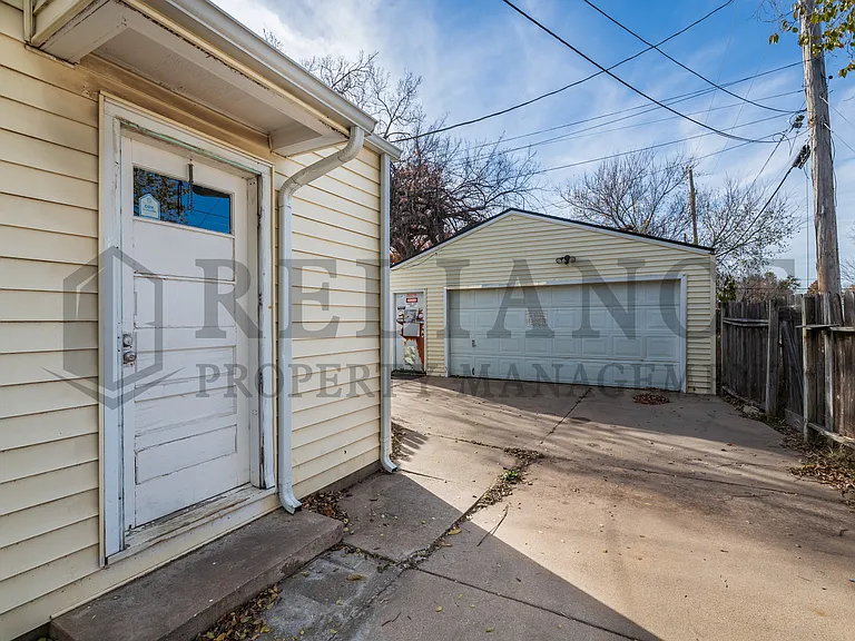 1047 S Glenn St — Photo 4