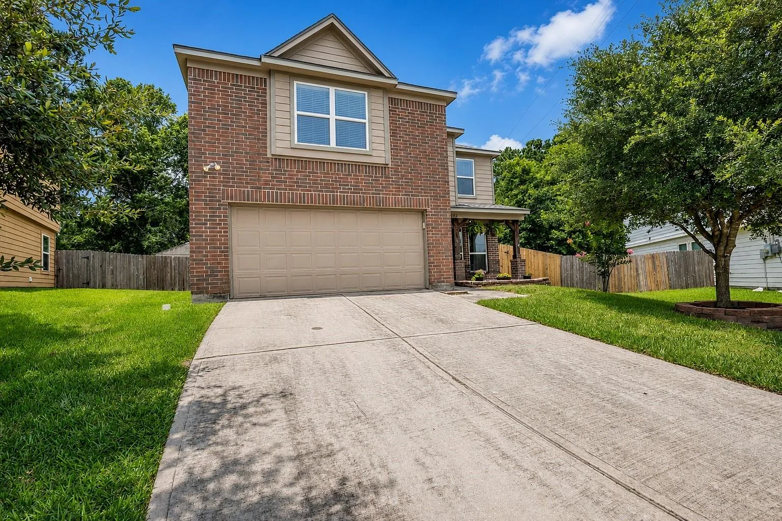 3 bed, 2.5 bath, 2069 sqft, $2,100 — Photo 2