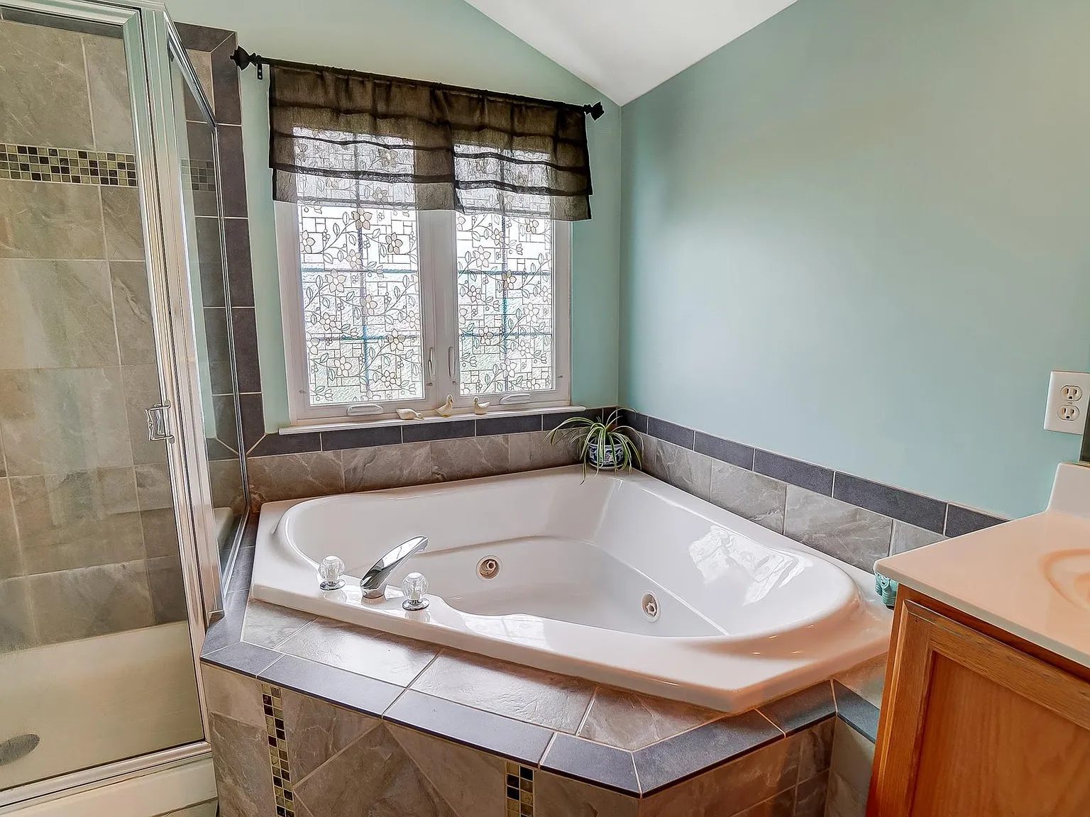 4 bed, 2840 sqft, $800 — Photo 3