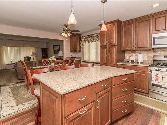 3rd image of 9448 Northcote Ave
