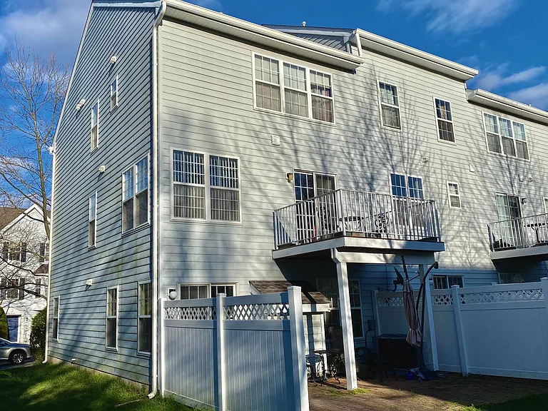 240 William Livingston Ct — Photo 35