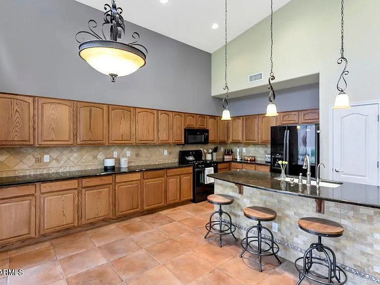 2244 W Spur Dr — Photo 1