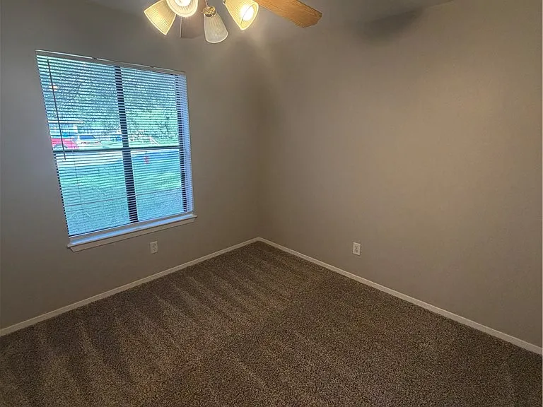 3206 Dallis Dr — Photo 12