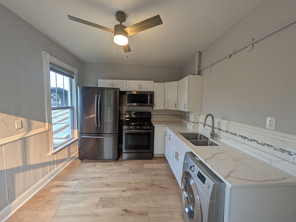 1st image of 425 Smith Ave N #2