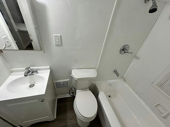 4th image of 18095 Goulburn Ave #B