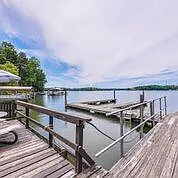 PIER IS 25 FT. FROM COTTAGE WITH RAMP GOING DOWN TO FLOATING BOAT DOCKS. FREE DOCK FOR TENANT. - 214 Paradise Peninsula Rd #D