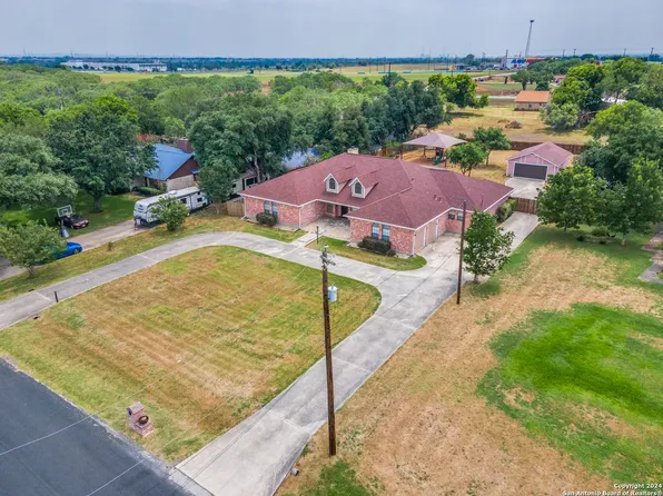 3106 Triple Mdw, China Grove, TX 78263