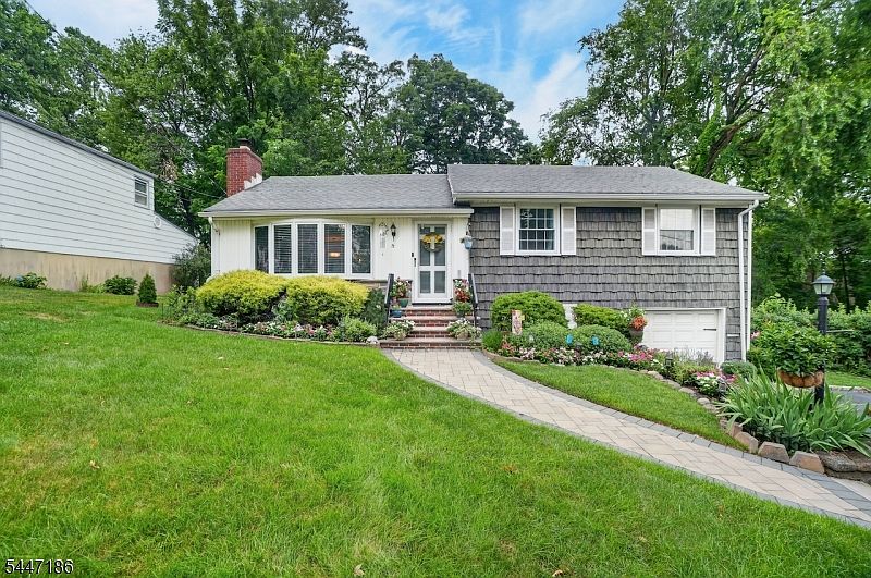1st image of 72 Lyons Pl