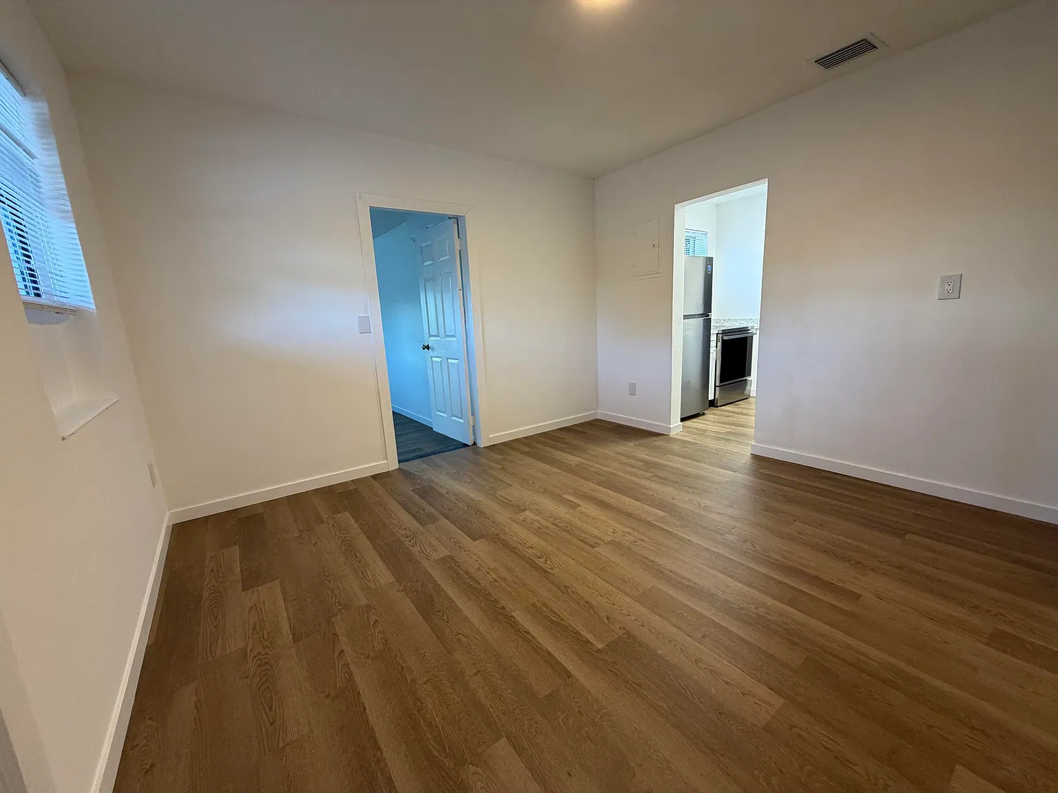 3 bed, 1.0 bath, 1100 sqft, $2,600 — Photo 2