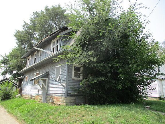 3rd image of 1601 Villa Ave