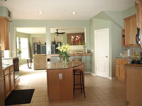 Spacious kitchen area w/Granite counter top