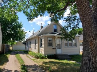 614 S 11th St, Aberdeen City, SD 57401
