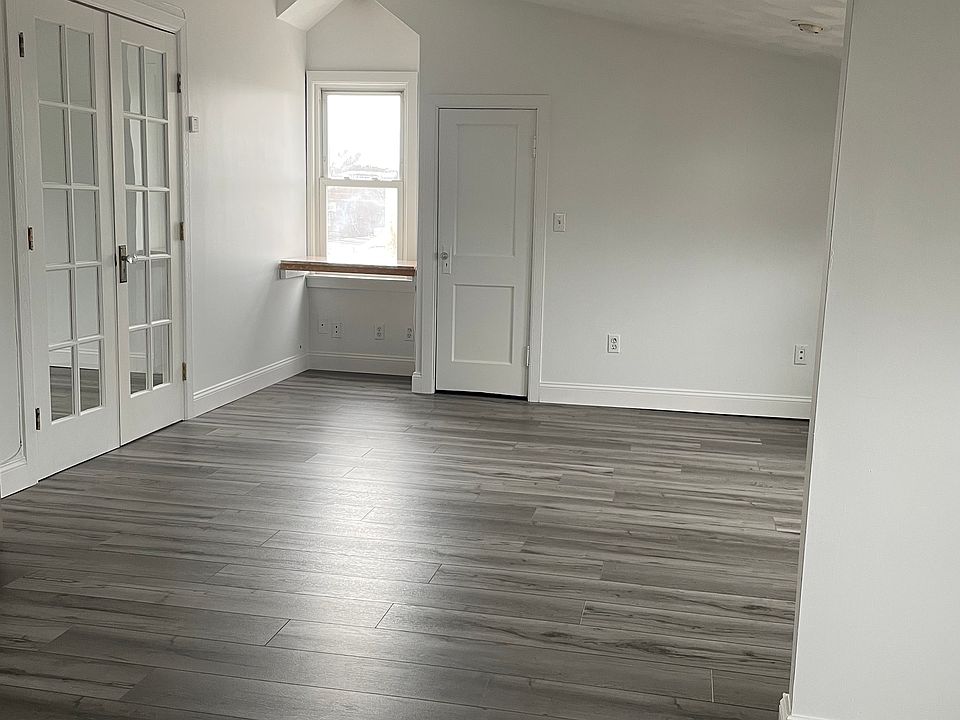 1st image of 8 Baker St Floor 3