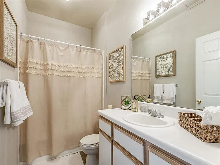 Large Bathrooms To Make Getting Ready in The Morning a Breeze