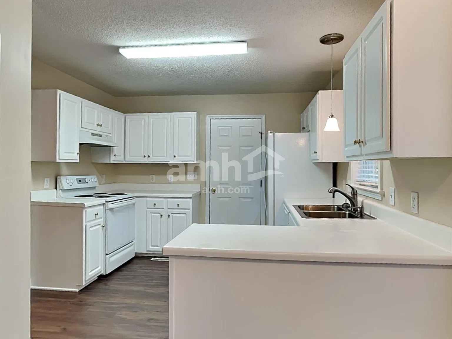 3 bed, 2.5 bath, 1867 sqft, $2,080 — Photo 3