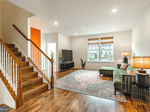 3rd image of 332 Dawson Pl