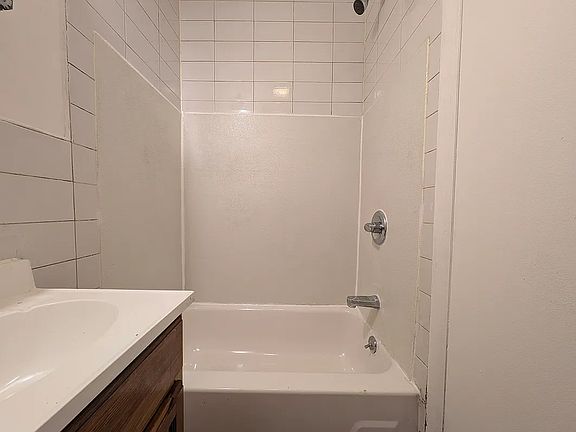 4th image of 100 Clinton St #2