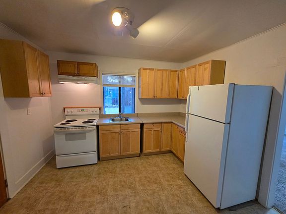 2nd image of 601 6th St W Unit 1