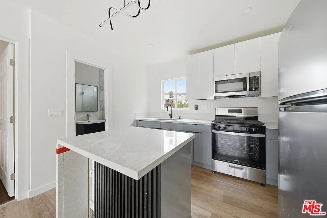 2 bed, 1.0 bath, 850 sqft, $2,995 — Photo 3